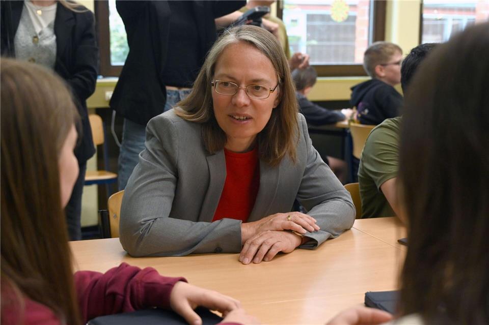 Der KI-Chatbot Telli kann an allen öffentlichen Schulen im Land Bremen genutzt werden. Bildungssenatorin Sascha Aulepp sieht in dem Programm große Chancen für Lehrkräfte sowie für Schülerinnen und Schüler. Carmen Jaspersen/dpa