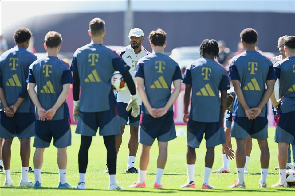 Der Kader von Trainer Kompany (M) wird größer. Angelika Warmuth/dpa
