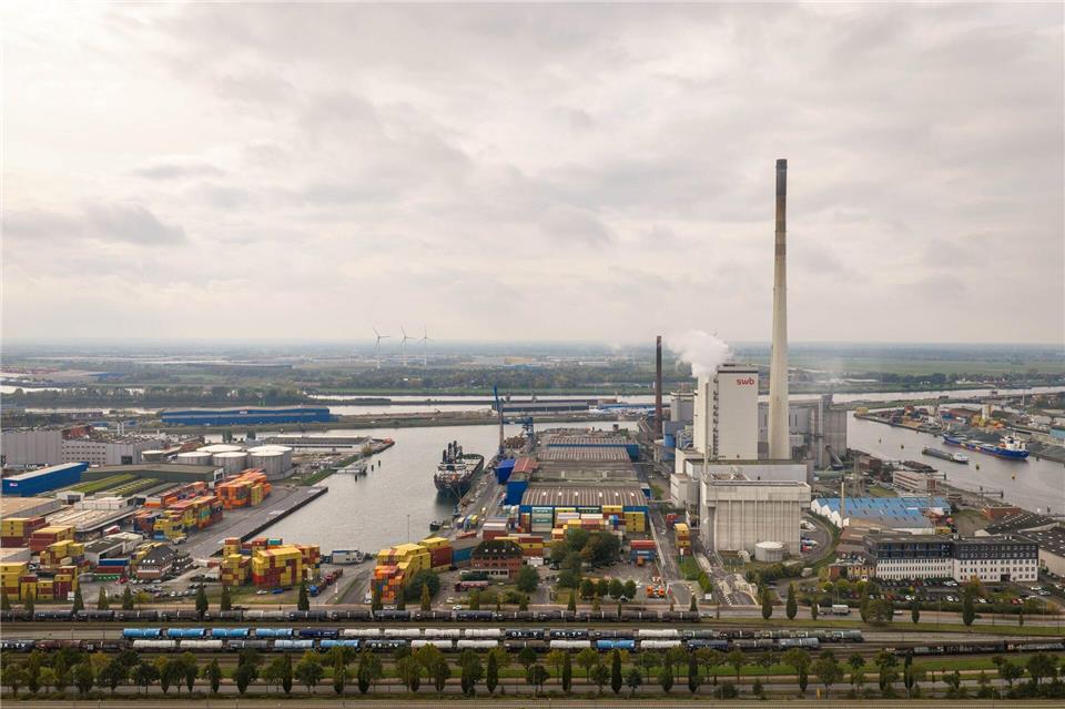 Mehr Platz für große Schiffe – Industriehafen modernisiert  Der Kalihafen ist ein Areal im Industriehafen.Sina Schuldt/dpa