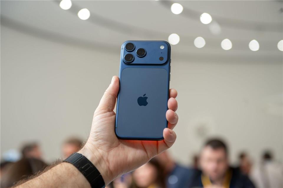 Der Kamerabuckel beim neuen iPhone 17 Pro ist jetzt breiter.Andrej Sokolow/dpa-tmn/dpa
