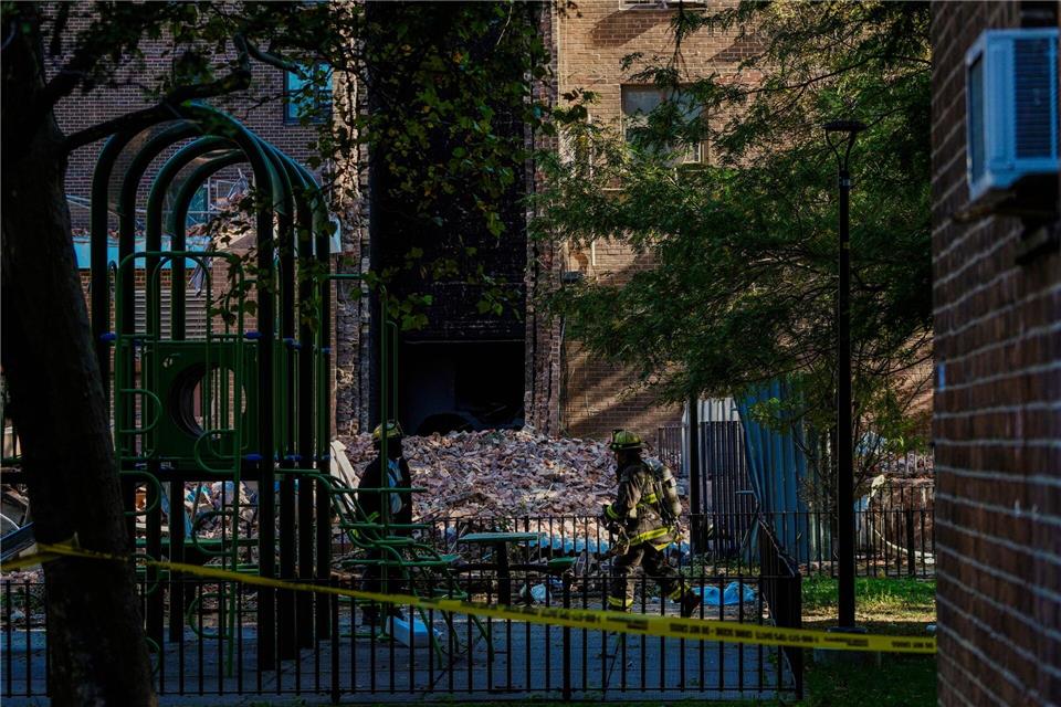 Der Kaminschacht des Gebäudes krachte in sich zusammen. Eduardo Munoz Alvarez/FR171643 AP/dpa