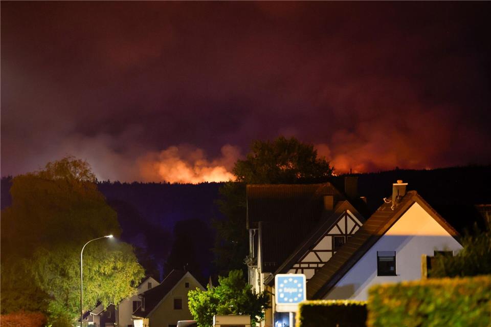 Der Kampf gegen die Flammenfront bereitet den Einsatzkräften große Mühe.Thomas Banneyer/dpa