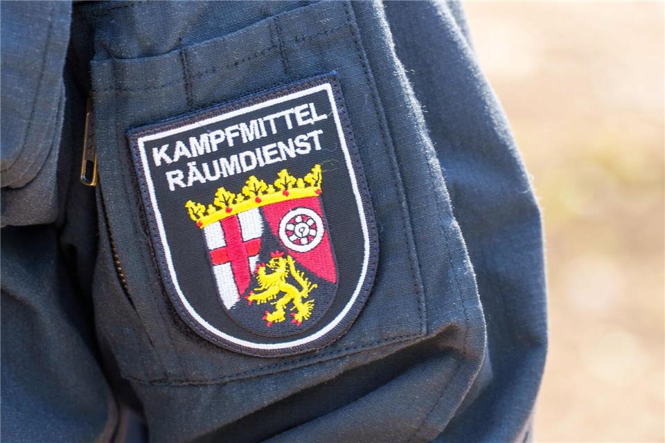 Der Kampfmittelräumdienst ist an der Fundstelle im Einsatz. (Symbolbild)Andreas Arnold/dpa