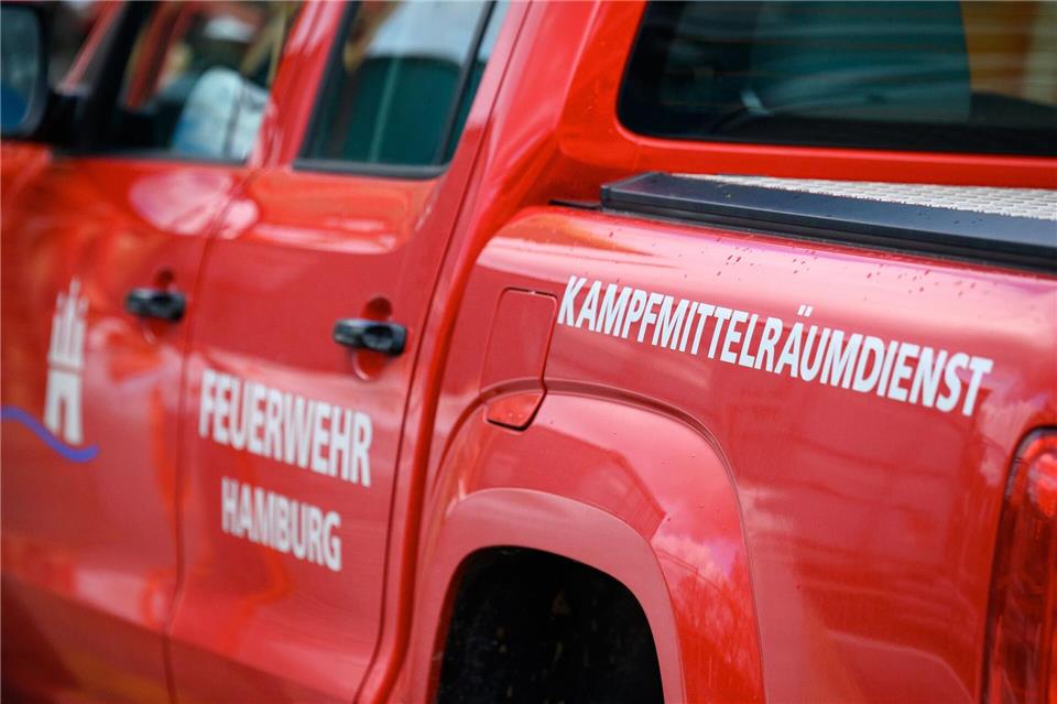 Der Kampfmittelräumdienst ist nahe der A7 in Hamburg-Marmstorf im Einsatz. (Symbolfoto)Jonas Walzberg/dpa