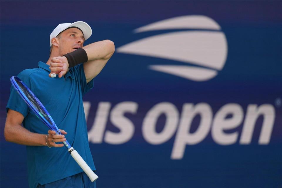 Der Kanadier Denis Shapovalov gewann den ersten Satz gegen Jannik Sinner.Kirsty Wigglesworth/AP/dpa