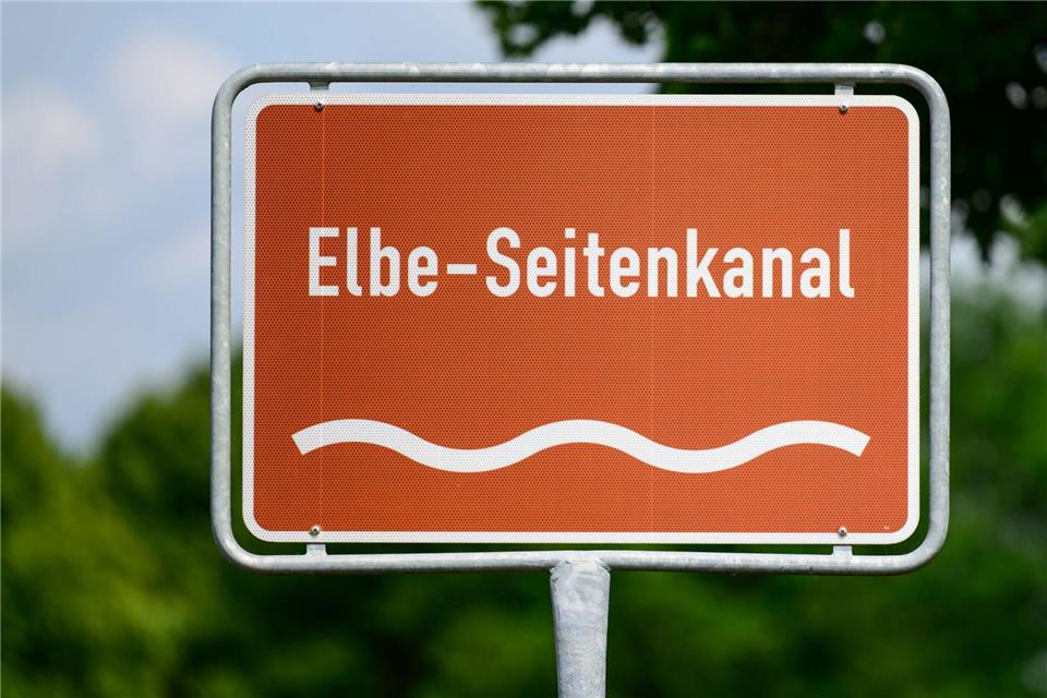 Der Kanal ist bis auf weiteres gesperrt. (Archivbild)Philipp Schulze/dpa