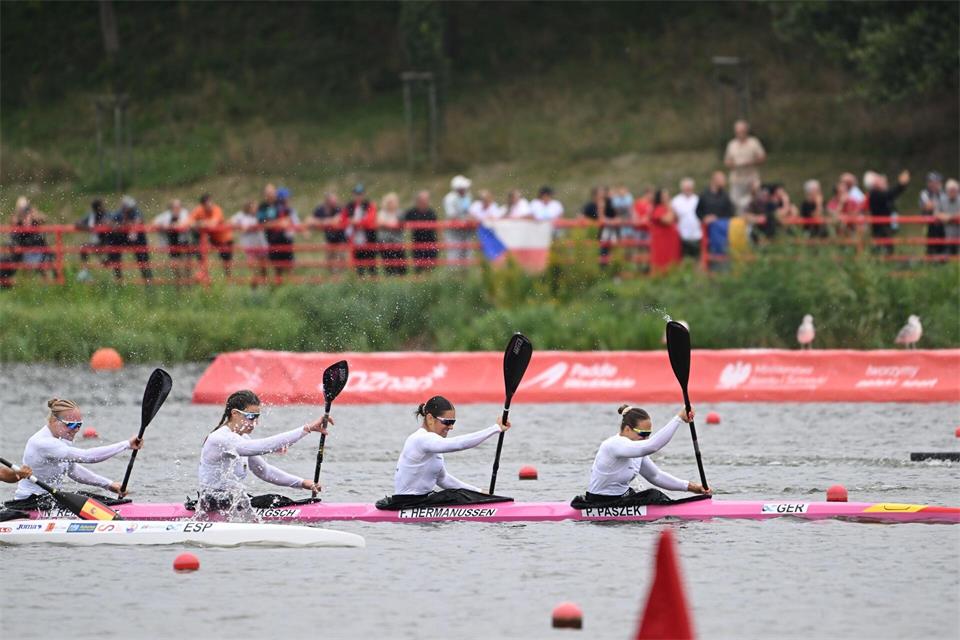 Der Kanuvierer mit Paulina Paszek, Finja Hermanussen, Pauline Jagsch und Nele Reinwardt holt WM-Bronze.Jakub Kaczmarczyk/PAP/dpa