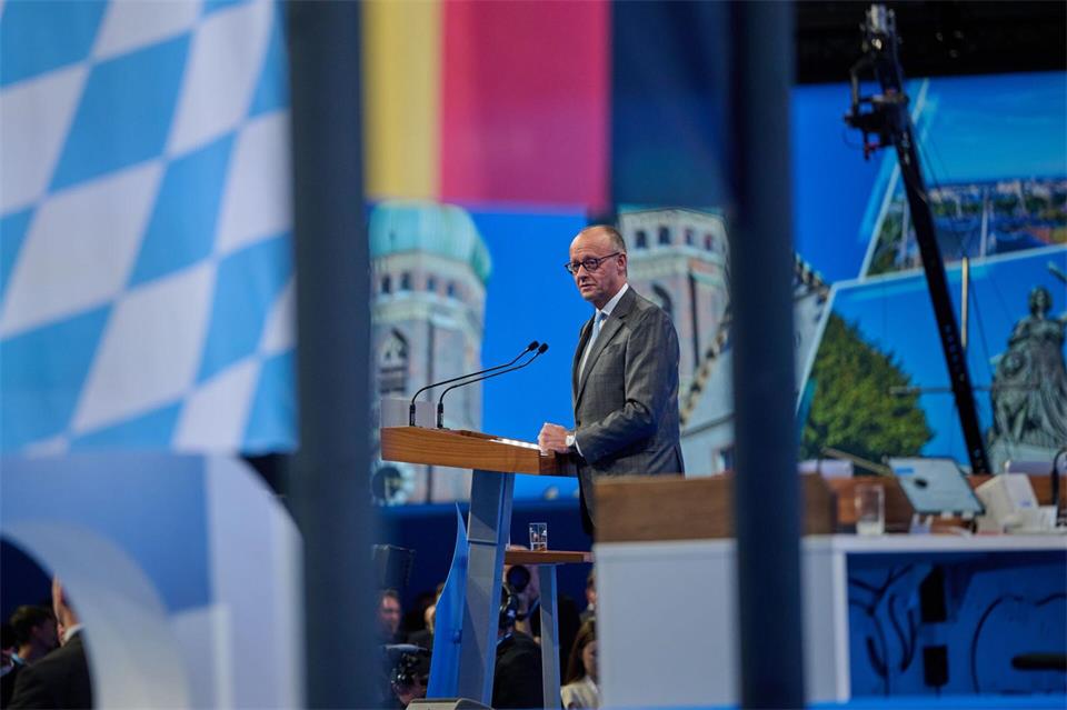 Der Kanzler bekommt fast so viel Applaus wie der CSU-Chef.Peter Kneffel/dpa
