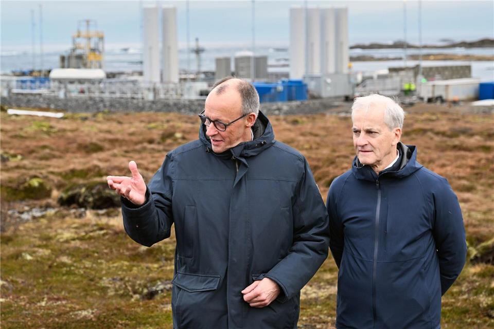 Der Kanzler, der norwegische Ministerpräsident und im Hintergrund Deutschlands Tor zum Weltraum. Von hier werden die deutschen „Spectrum“-Raketen gestartet.Soeren Stache/dpa