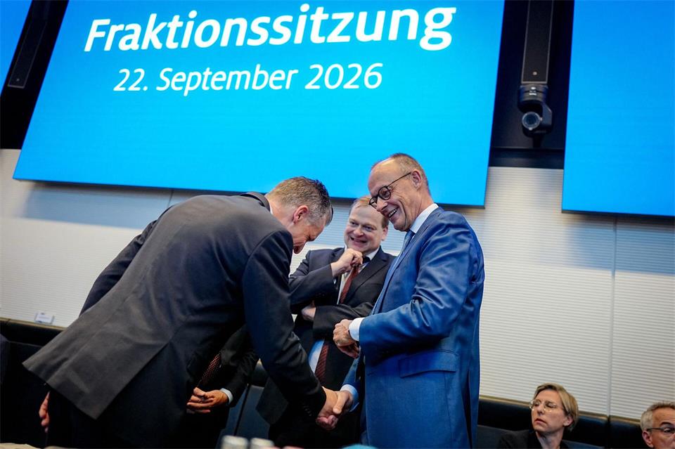Der Kanzler kam gut gelaunt in die Sitzung der Bundestagsfraktion und wurde vom Vorsitzenden freundlich begrüßt.Kay Nietfeld/dpa