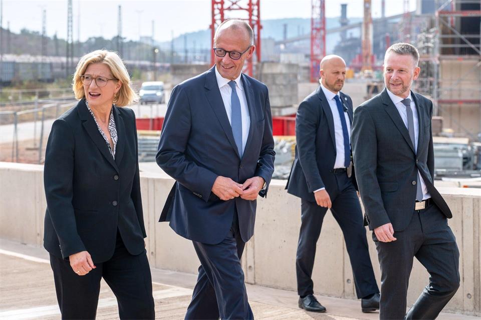Der Kanzler macht sich im Saarland ein Bild vom Umbau der Stahlindustrie Harald Tittel/dpa