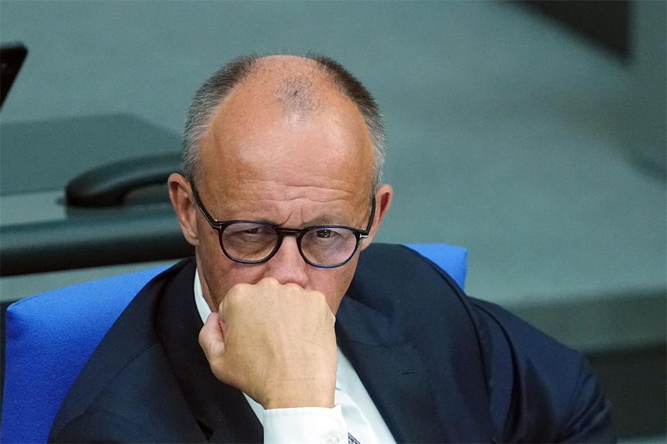 Der Kanzler solle wie ein Bundestrainer ausgewechselt werden, forderte die Linke. Kay Nietfeld/dpa