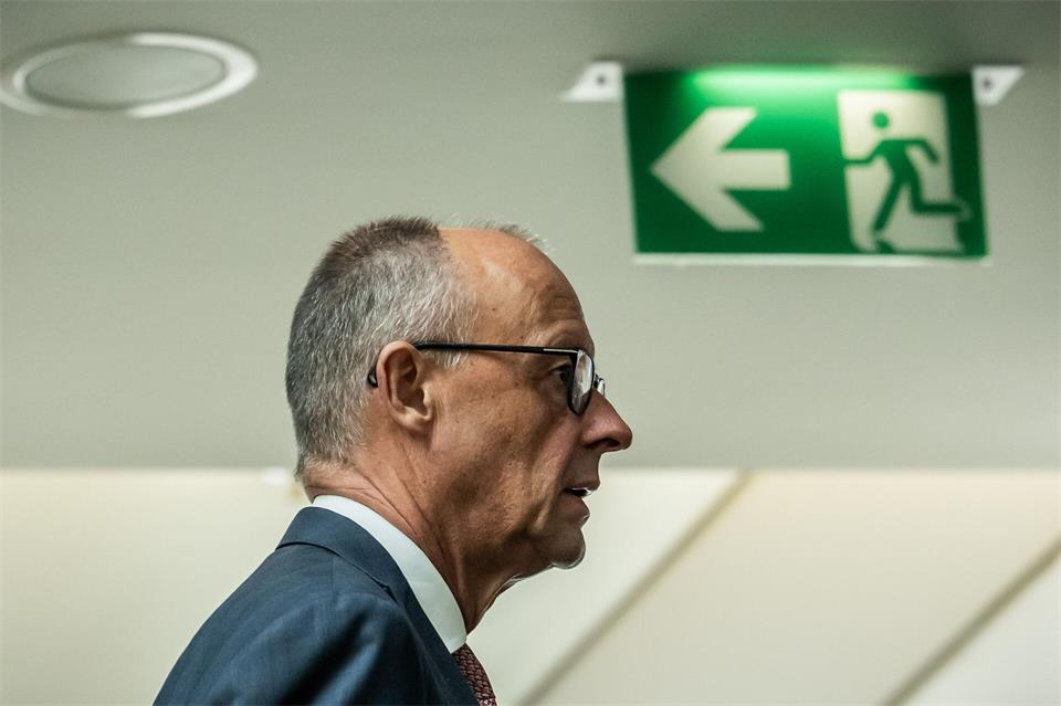 Der Kanzler steht schon seit Wochen unter Druck - und die Wahlergebnisse in Berlin und Mecklenburg-Vorpommern machen die Lage nicht einfacher.Michael Kappeler/dpa