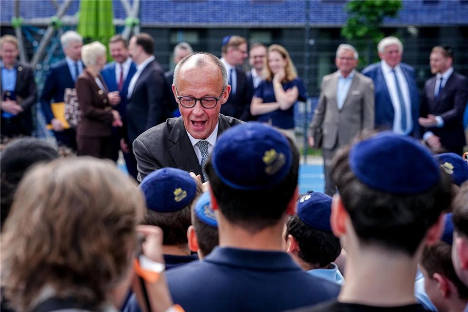 Der Kanzler wurde von Schülerinnen und Schülern auf dem Sportplatz begrüßt.Kay Nietfeld/dpa-Pool/dpa