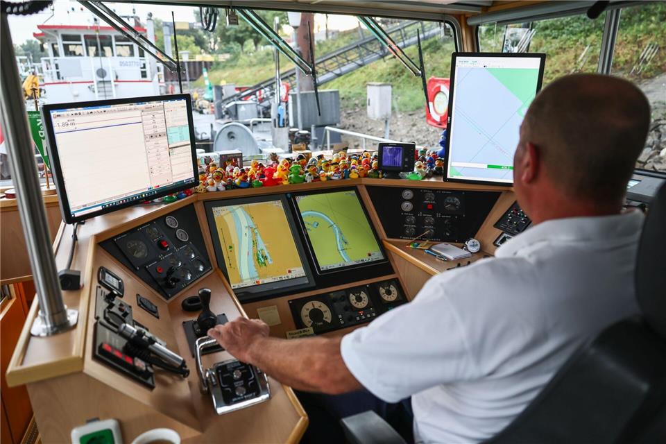Der Kapitän der MS Gereon verlässt mit dem Messschiff in Köln den Mülheimer Hafen. Oliver Berg/dpa
