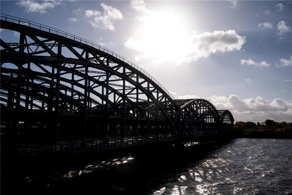 Der Kapitän des Binnenmotorschiffs, das die Brücke rammte, soll die tideabhängige Durchfahrtshöhe falsch eingeschätzt haben. (Archivbild)Daniel Bockwoldt/dpa