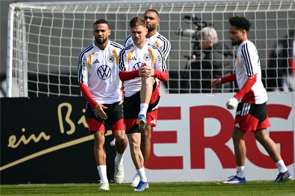 Der Kapitän geht voran, auch auf dem Trainingsplatz: Joshua Kimmich (M).Federico Gambarini/dpa