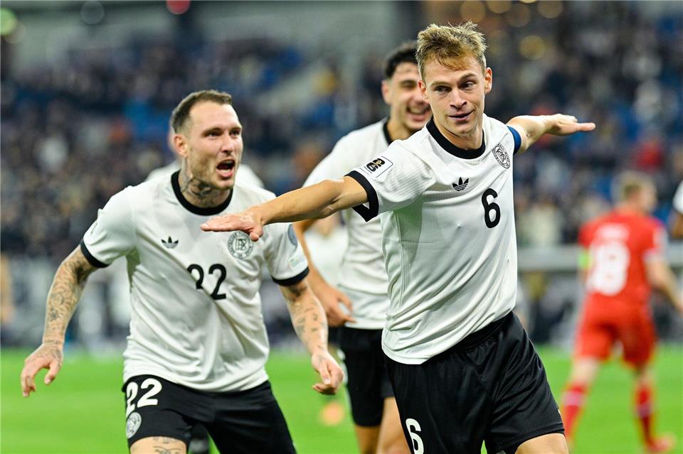 Der Kapitän ging voran: Joshua Kimmich (r) traf im 104. Länderspiel erstmals doppelt. Links David Raum, Torschütze zum 1:0.Uwe Anspach/dpa