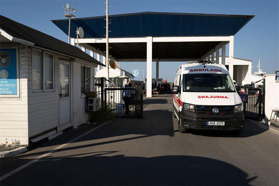 Der Kapitän ist in Haft, die Suche nach Überlebenden geht weiter.Nedim Enginsoy/AP/dpa