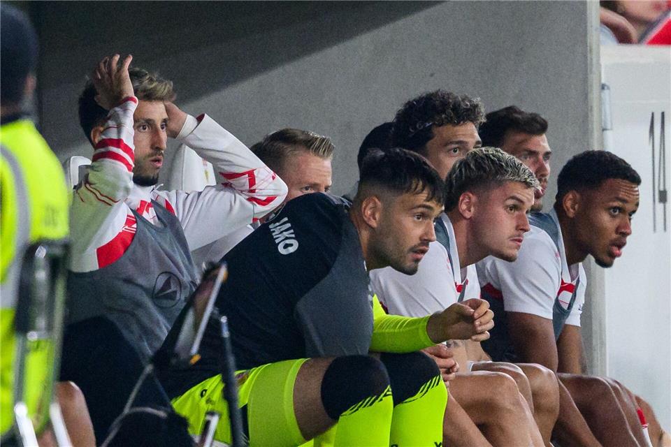 Demirovic glänzt: VfB verhindert St. Paulis Sprung auf eins Der Kapitän sitzt draußen: Atakan KarazorTom Weller/dpa