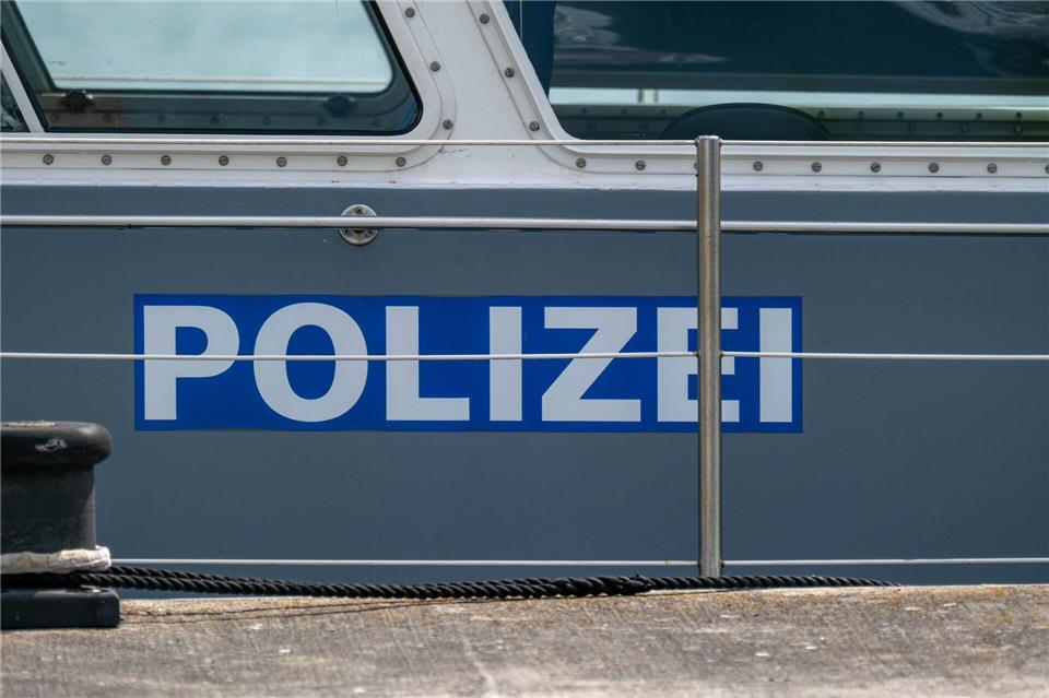 Der Kapitän versuchte nach Aufforderung der Polizei minutenlang, das Frachtschiff anzulegen. (Symbolbild)Stefan Sauer/dpa