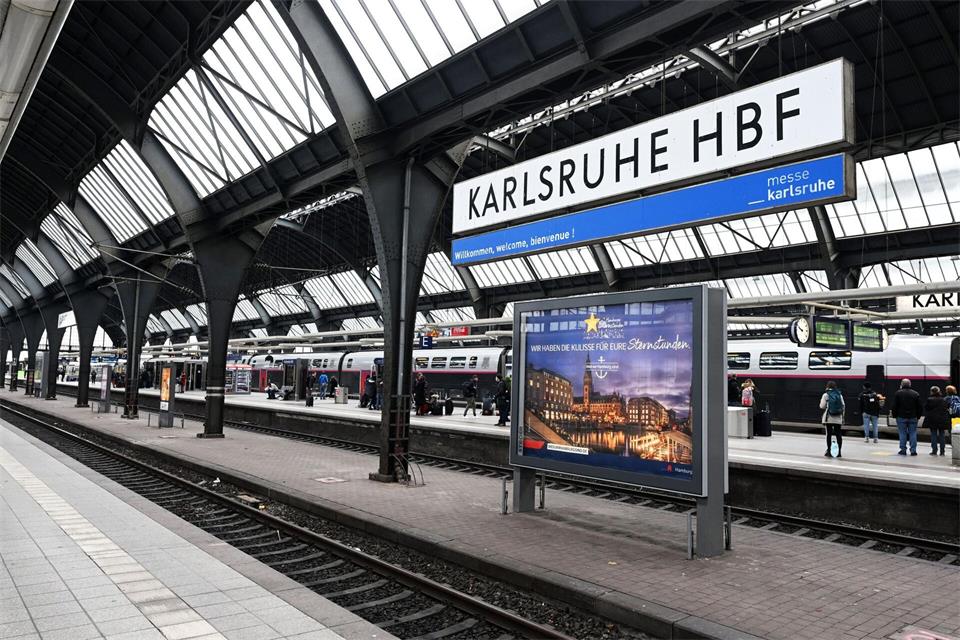 Der Karlsruher Hauptbahnhof kann während der Entschärfung nicht angefahren werden.(Archiv)Uli Deck/dpa