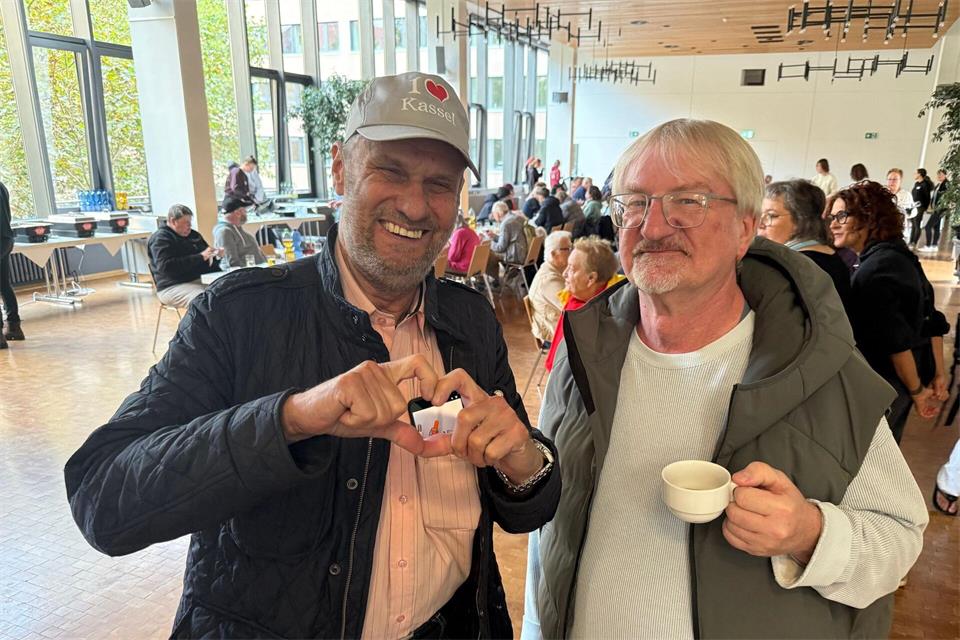 Der Kasseler Pakt gegen Armut hat gemeinsam mit Literaturpreisträger Richard Brox (rechts) Obdachlose und Armutsbetroffene zum Essen ins Rathaus eingeladen. Nicole Schippers/dpa