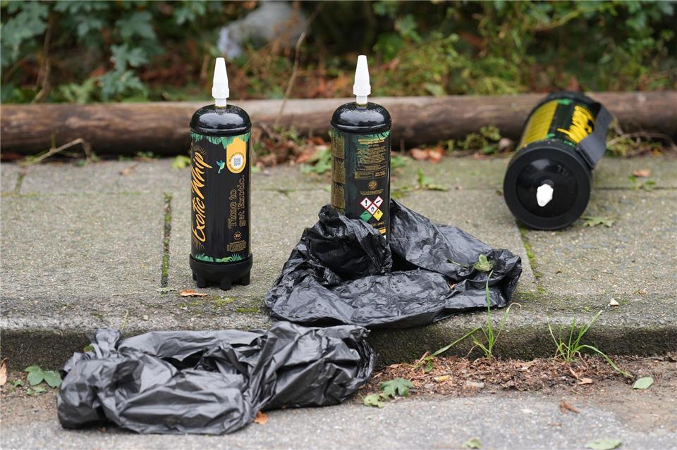 Der Kauf und Besitz von Lachgas soll für Minderjährige in Deutschland verboten werden. Das Gas löst laut Bundesinstitut für Risikobewertung Halluzinationen und Euphorie aus, ist aber auch sehr gefährlich. Menschen können bewusstlos werden und Schäden im Gehirn davontragen. (Symbolbild)Marcus Brandt/dpa