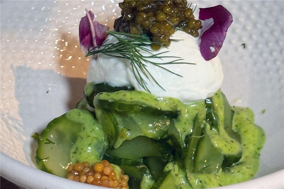 Der Kaviar fungiert bei der Gurkensalat-Kreation mit Ayran-Espuma von Eventkoch Kristof Mulack nicht nur als Delikatesse on top, sondern auch als Würzmittel. Claudia Wittke-Gaida/dpa-tmn