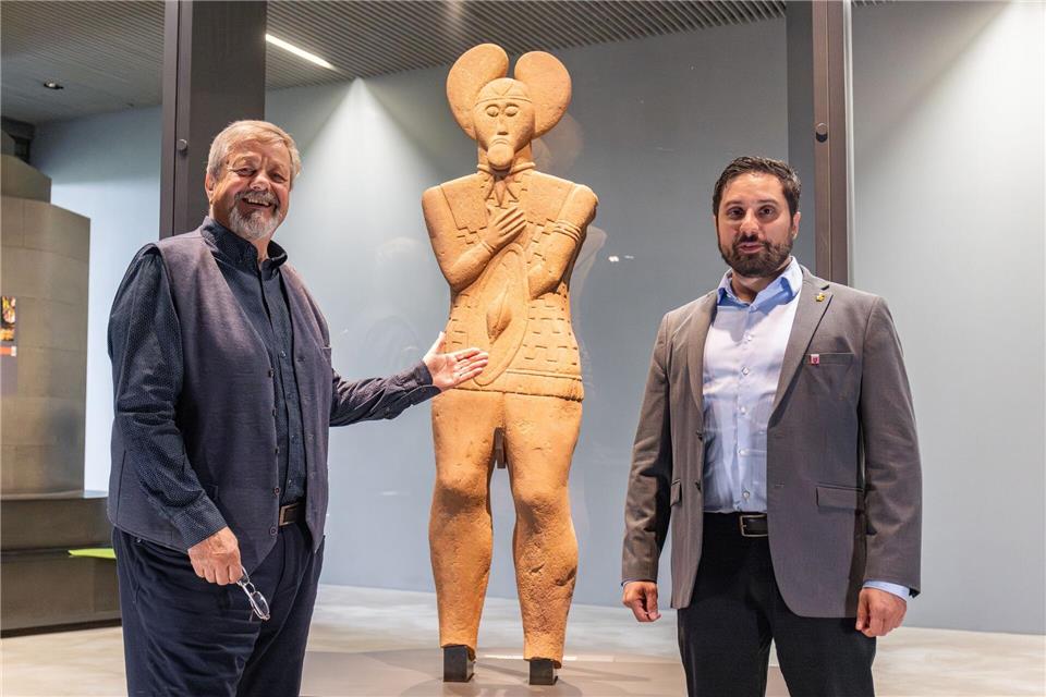 Der Keltenfürst vom Glauberg gilt nach den Worten von Museumsdirektor Coesfeld (r) als einzigartig. Den Weg zu dem archäologischen Sensationsfund ebnete auch Erk (l) mit einer Luftaufnahme des Glaubergs.Christian Lademann/dpa
