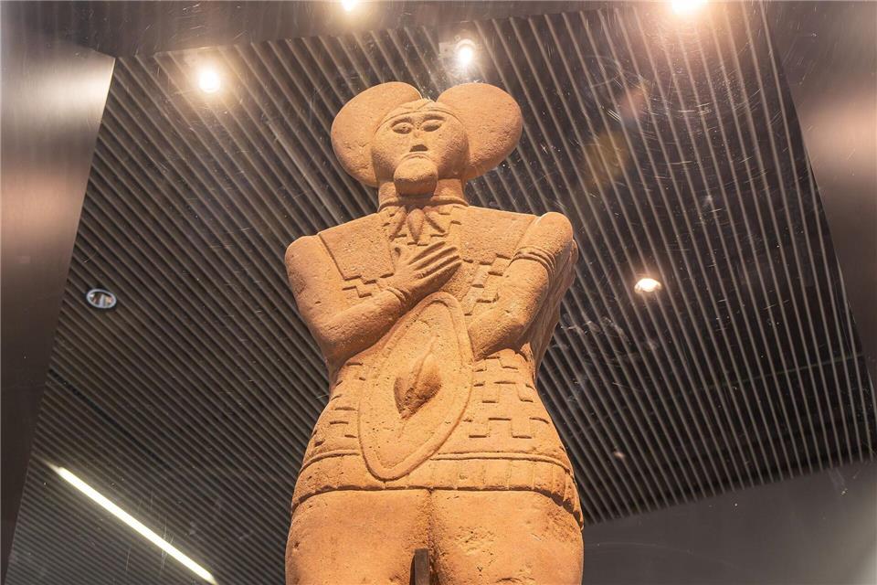 Der Keltenfürsten vom Glauberg ist wichtigstes Ausstellungsstück im Museum Keltenwelt. Vor 30 Jahren wurde die Sandstein-Statue geborgen.Christian Lademann/dpa