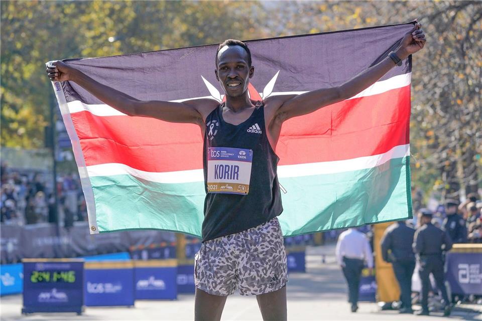 Der Kenianer Albert Korir gewann 2021 den New-York-Marathon und wurde nun für fünf Jahre gesperrt. (Archivbild)Seth Wenig/AP/dpa