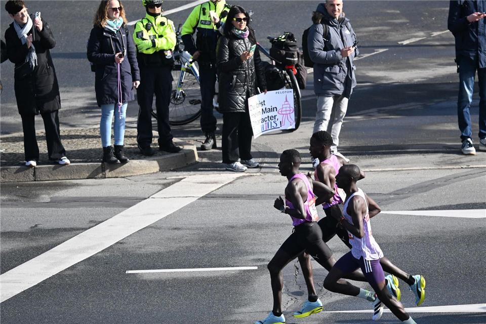 Der Kenianer Michael Temoi und seine Pacemaker machen Tempo.Markus Lenhardt/dpa