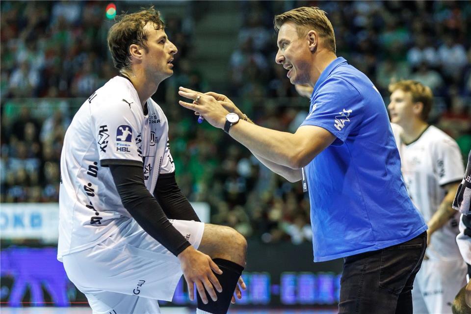 Der Kieler Domagoj Duvnjak (l) verletzte sich bei der WM. Trainer Filip Jicha (r) rechnet nicht mit einem schnellen Comeback.Andreas Gora/dpa