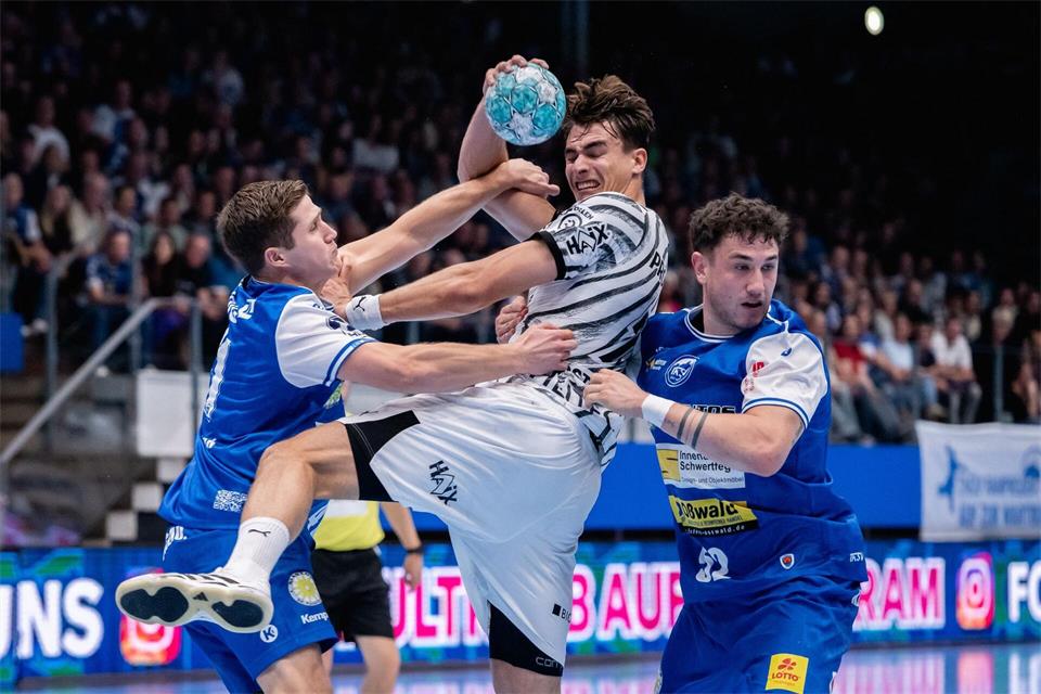 Der Kieler Julian Köster wird von den Eisenacher Abwehrspielern gestoppt.Jacob Schröter/dpa