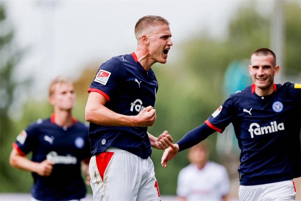 Der Kieler Phil Harres bejubelt seinen Elfmeter-Treffer zum 1:0.Philipp Szyza/dpa