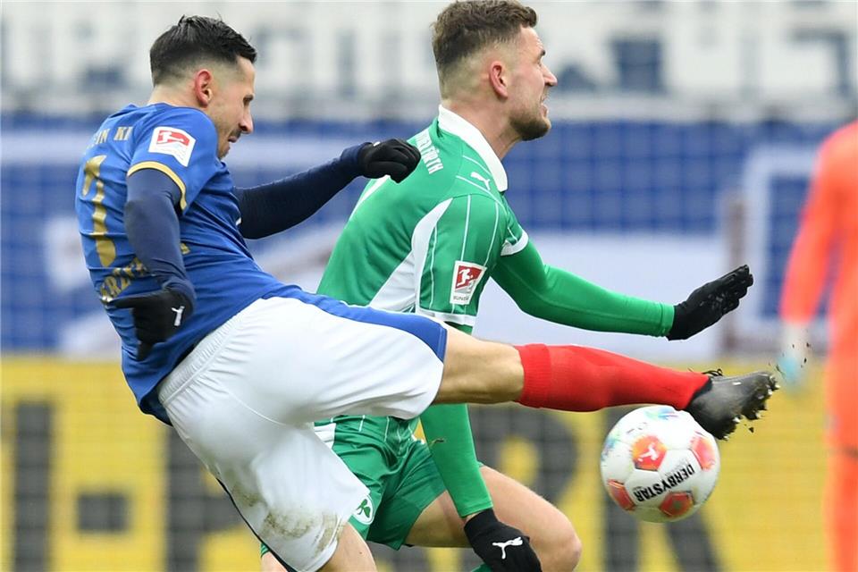 Der Kieler Steven Skrzybski (l) wird vom Fürther Dennis Srbeny geblockt.Daniel Bockwoldt/dpa