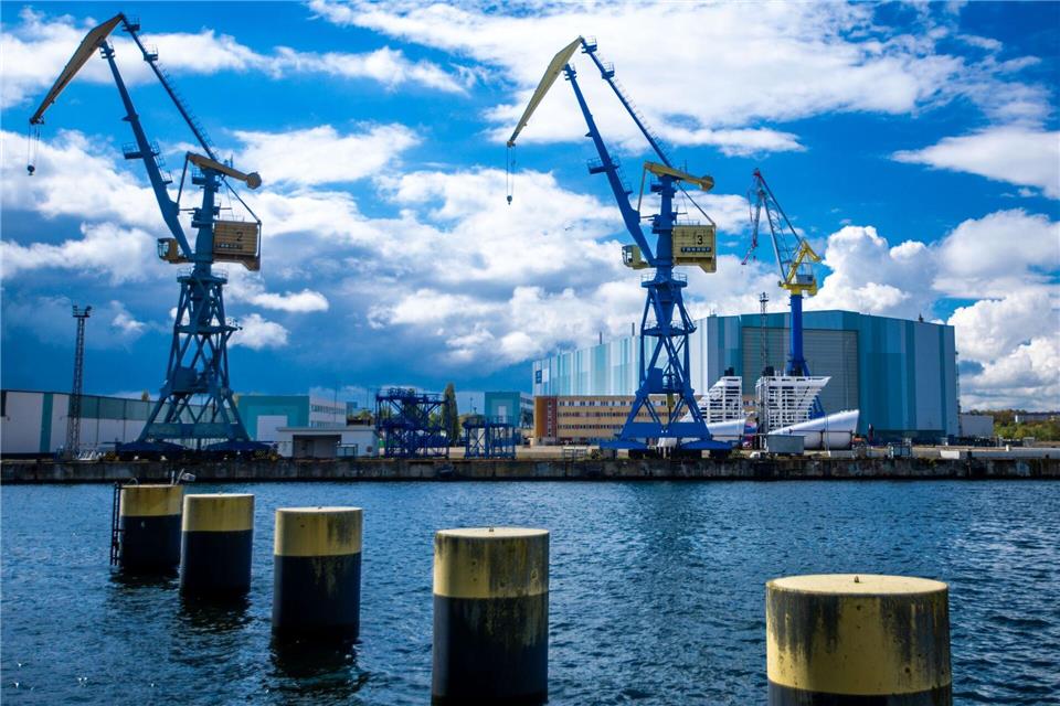 Der Kieler U-Bootbauer Thyssenkrupp Marine Systems (TKMS) hatte 2022 in Erwartung von Großaufträgen die Werft in Wismar übernommen. Mit einiger Verzögerung könnte nun auch in Wismar ein neues Schiffbau-Kapitel beginnen. (Archivbild)Jens Büttner/dpa