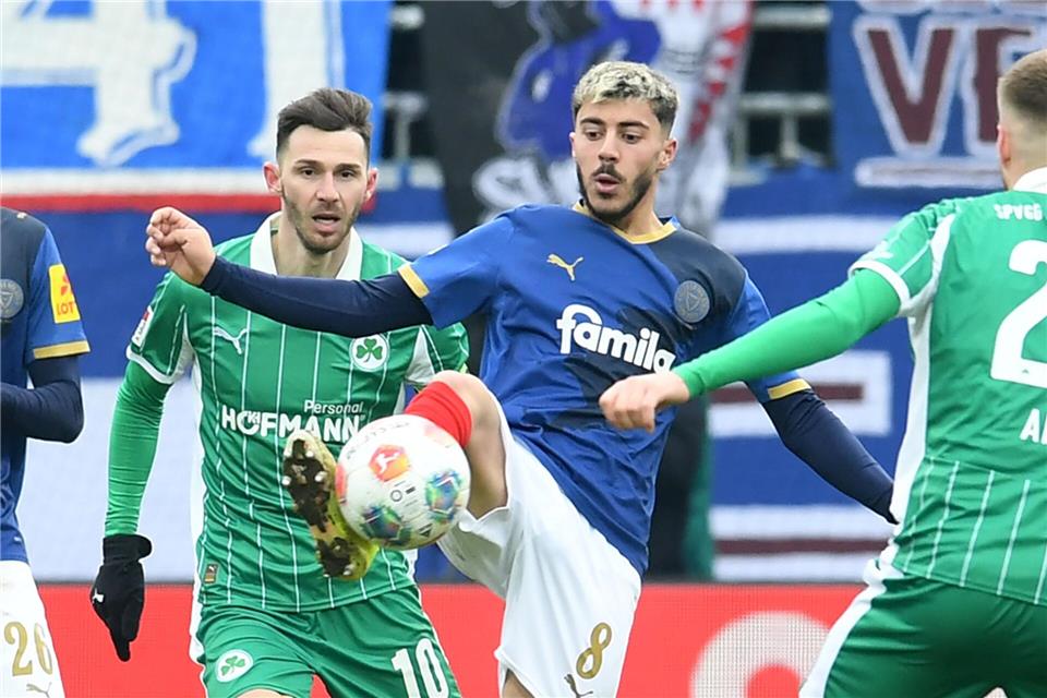 Der Kieler Umut Tohumcu (M) behauptet gegen Branimir Hrgota (l) den Ball.Daniel Bockwoldt/dpa