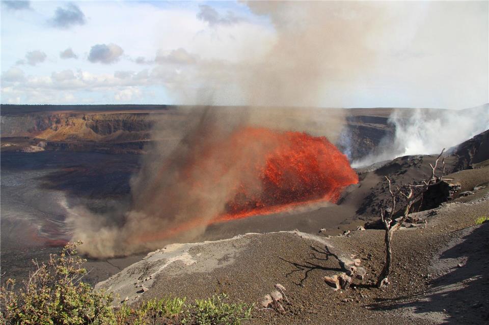 Der Kilauea-Vulkan auf Hawaii spuckt Lavafontänen.M. Zoeller/U.S. Geological Survey/AP/dpa