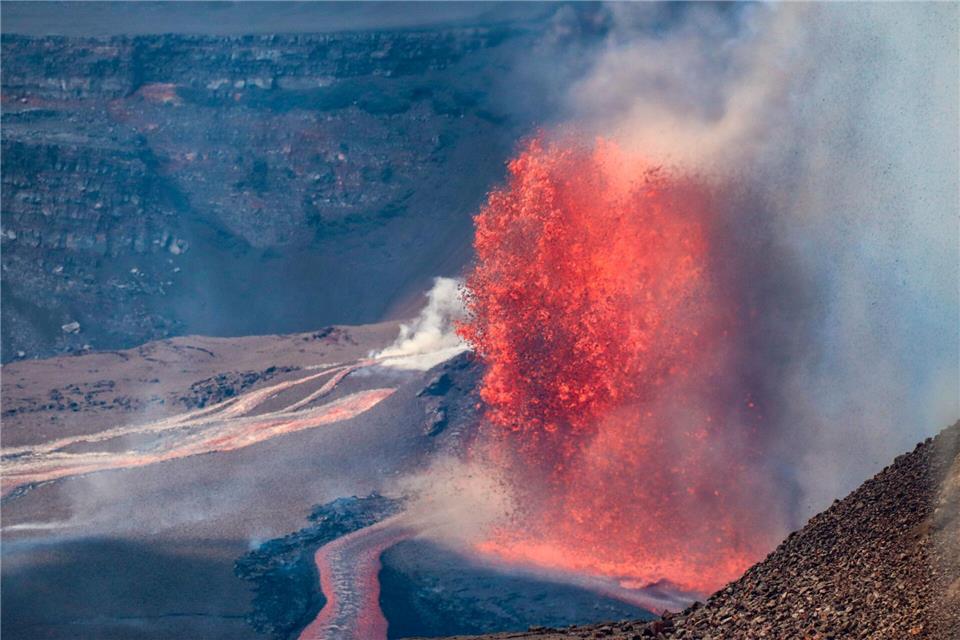 Der Kilauea spuckte Lavafontänen rund 100 Meter hoch in den Himmel.C. Cauley/U.S. Geological Survey/AP/dpa