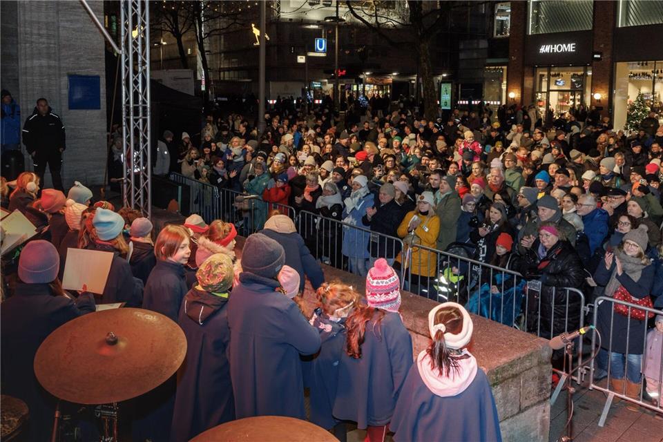 Der Kinderchor St. Michaelis trat beim Gratiskonzert auf der Mönckebergstraße auf.Markus Scholz/dpa