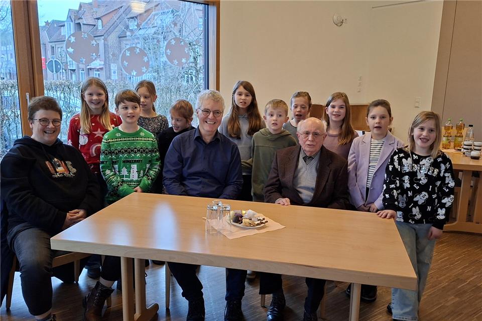 Der Kinderchor Velen feierte sein 50-jähriges Jubiläum, zu Gast war auch der erste Chorleiter, Ewald Kremer (r.).