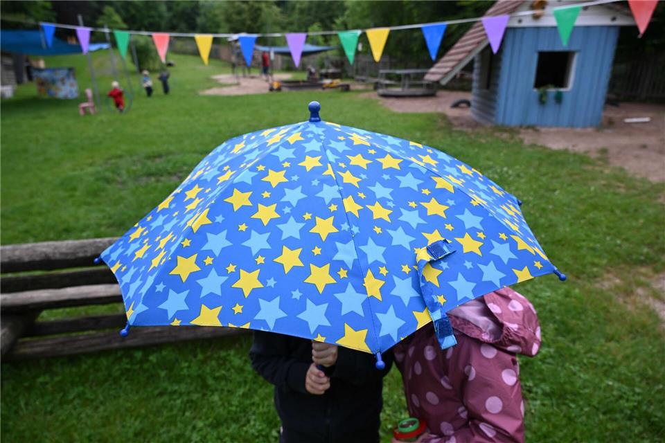 Der Kindergarten „Am Märchenwald“ liegt malerisch direkt am Wald. Doch er muss schließen, weil es zu wenige Kinder gibt. Martin Schutt/dpa