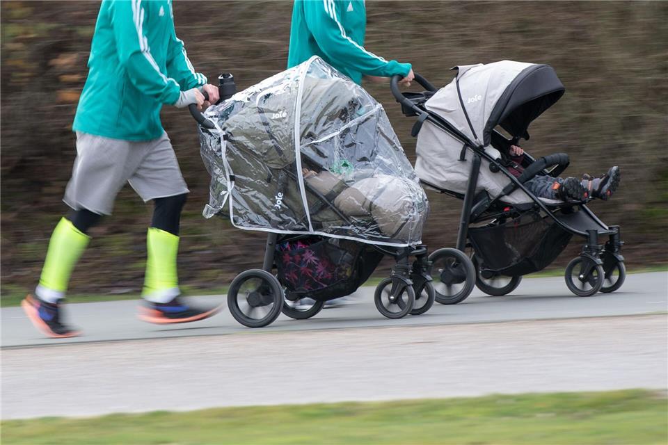 Der Kinderwagen kann vor Verletzungen schützen. (Symbolbild)Bernd Thissen/dpa