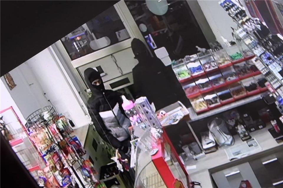 Der Kioskbesitzer sperrte die zwei mit einem Messer bewaffneten Räuber ein.Sascha Thelen/dpa