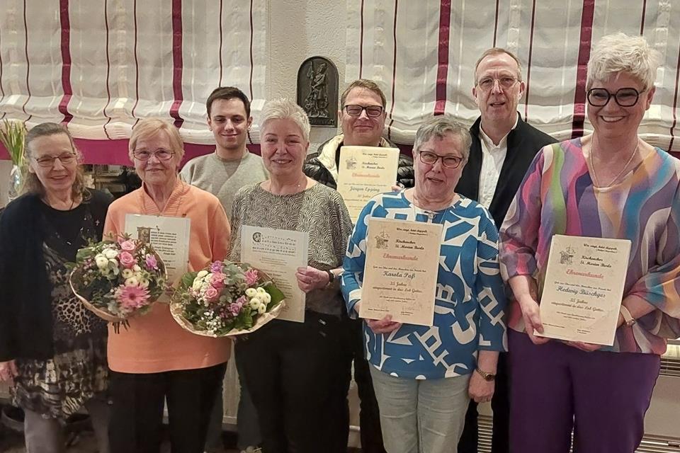 Der Kirchenchor ehrt einige langjährige Sänger.