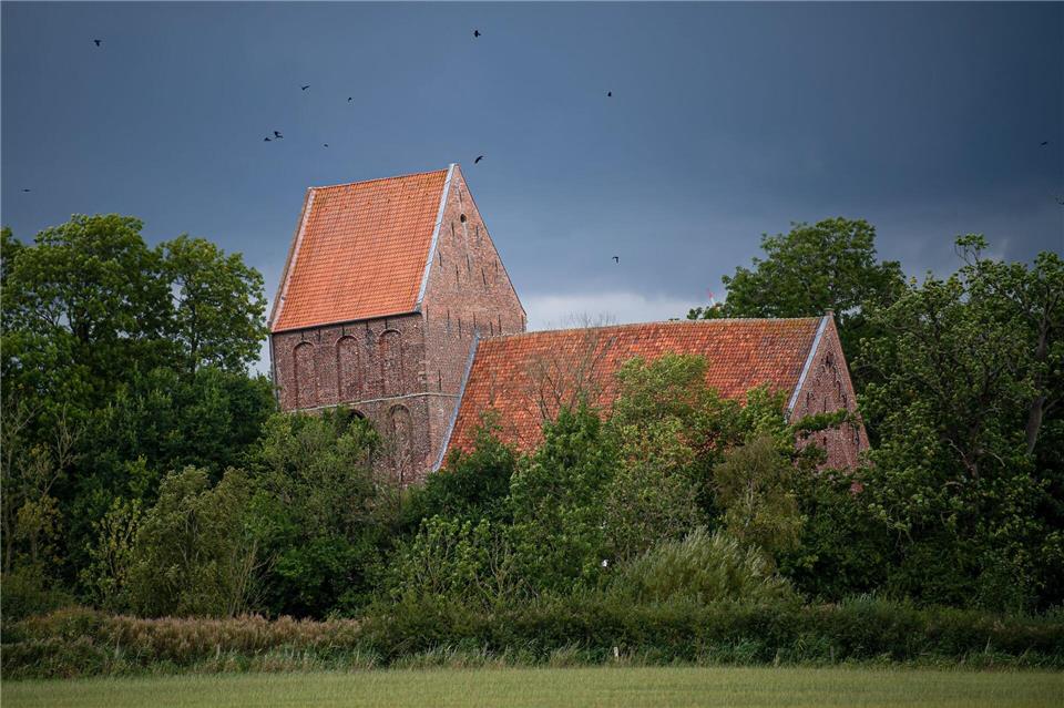 Der Kirchturm im ostfriesischen Suurhusen hielt mit 5,19 Grad Neigung einige Jahre den Guinness-Weltrekord - bis er von einem Turm in Rheinland-Pfalz abgelöst wurde.picture alliance/dpa