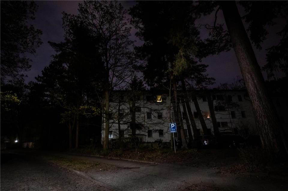 Der Kirchweg im Berliner Ortsteil Nikolassee ist bei einem Stromausfall weitgehend dunkel, da nur die Gaslaternen noch Licht spendenChristoph Soeder/dpa