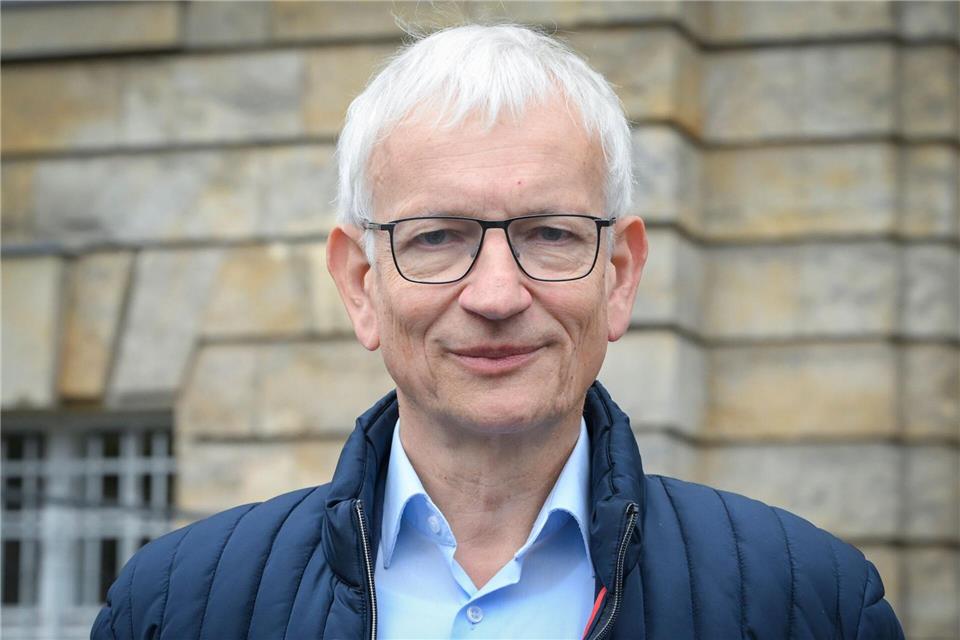 Der Kläger Jürgen Resch steht vor der Verhandlung zu einer Klage gegen den US-Internetriesen Meta vor dem Kammergericht. (Archivbild)Jens Kalaene/dpa